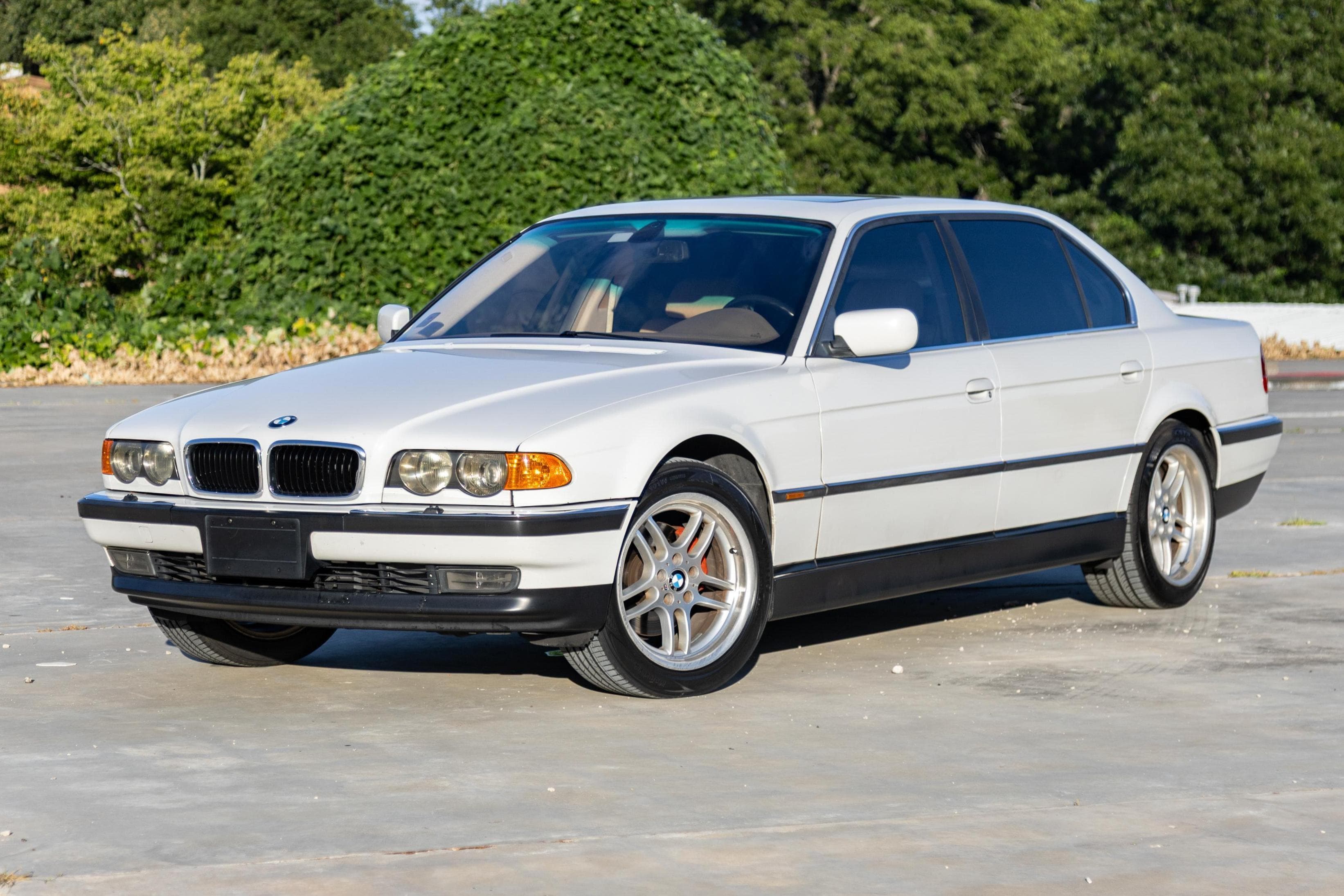 2000 BMW 7 Series sold for $5,000