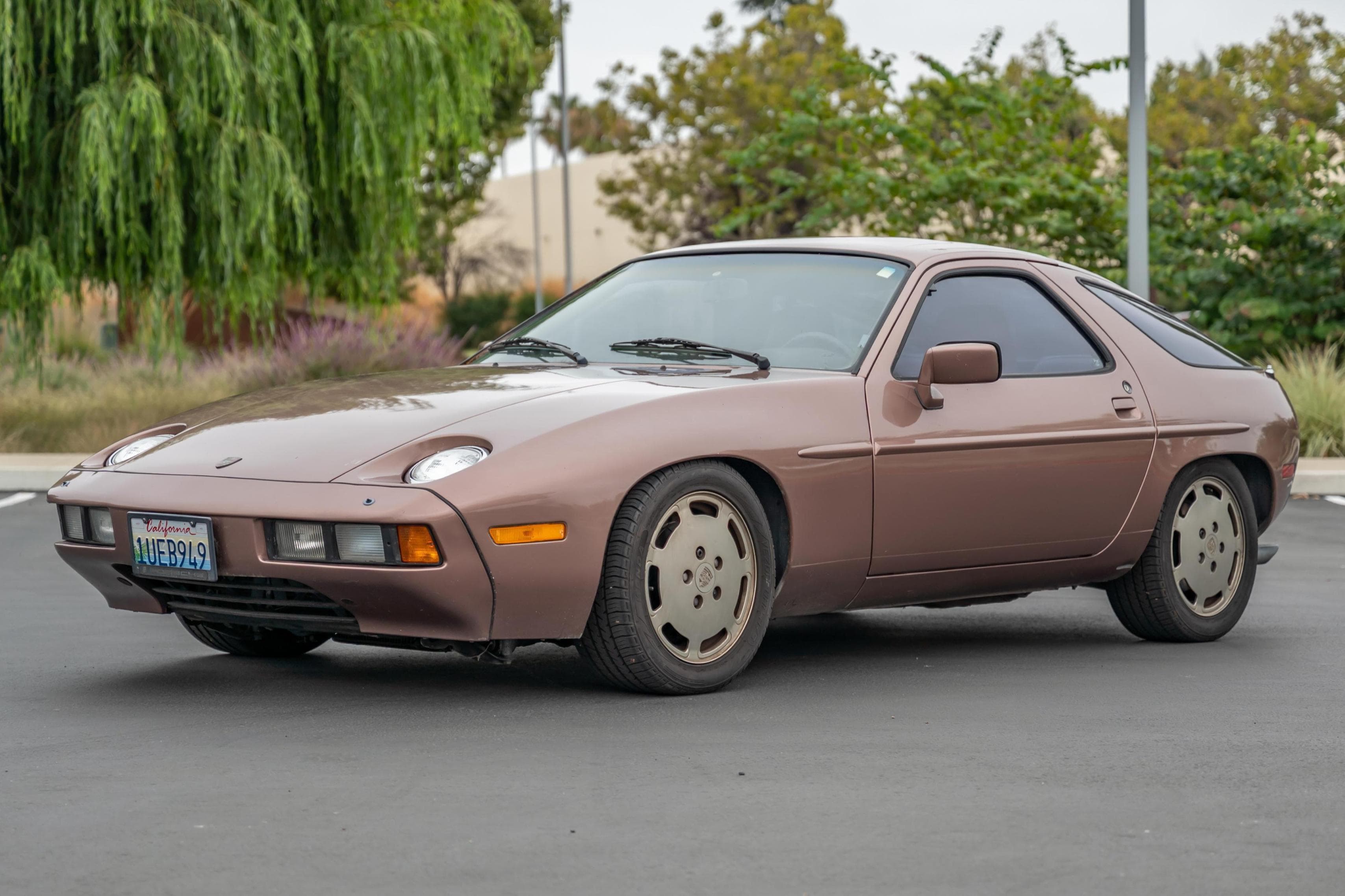 1983 Porsche 928 sold for $8,300