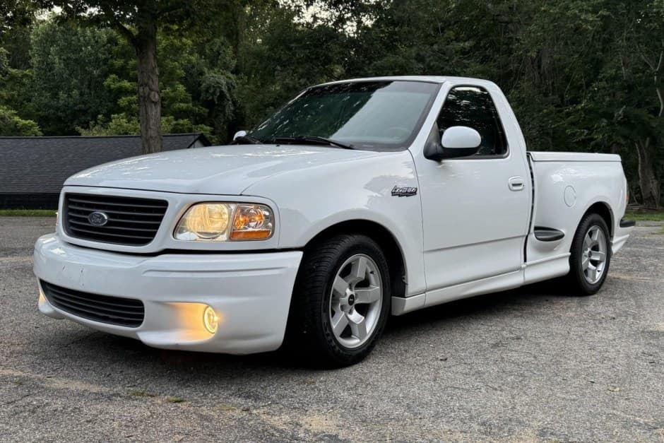 2001 Ford F-150 SVT Lightning sold for $20,250