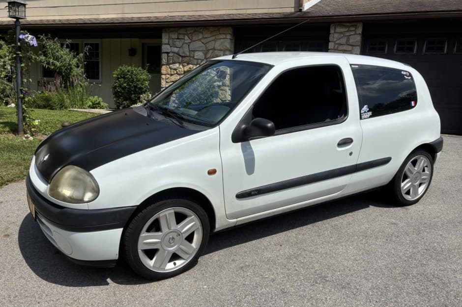 1999 Renault Clio sold for $3,100