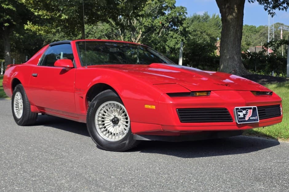 1983 Pontiac Firebird (1982-1992) sold for $5,250