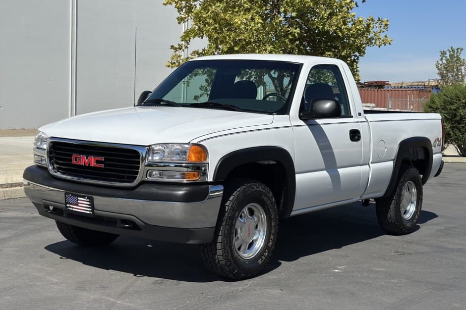 2000 GMC Sierra (GMT800 1999-2007) sold for $18,500