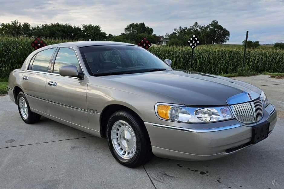 1999 Lincoln Town Car sold for $11,500