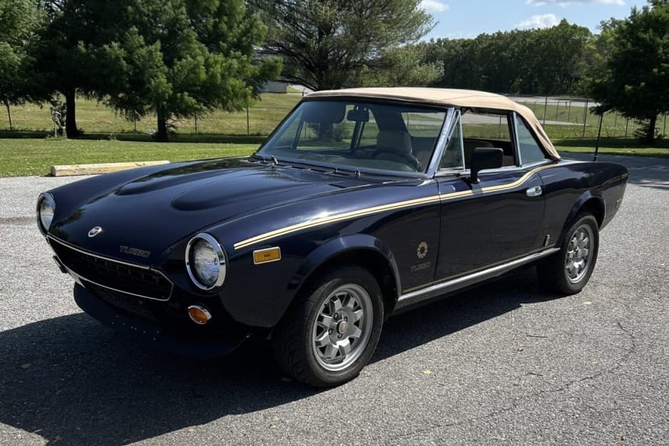 1981 Fiat 124 Spider (1966-1985) sold for $6,300