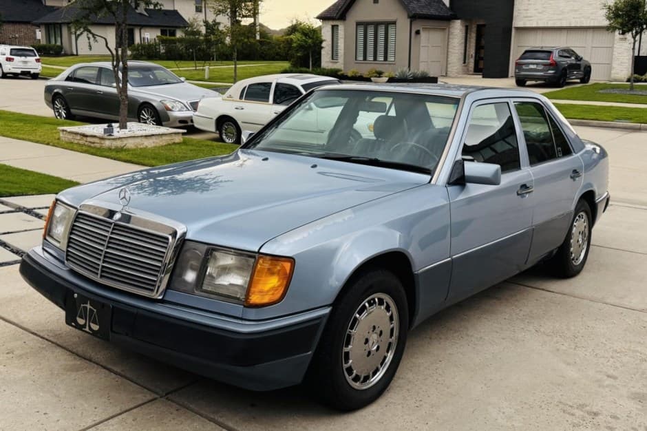 1992 Mercedes-Benz W124 E-Class sold for $5,600