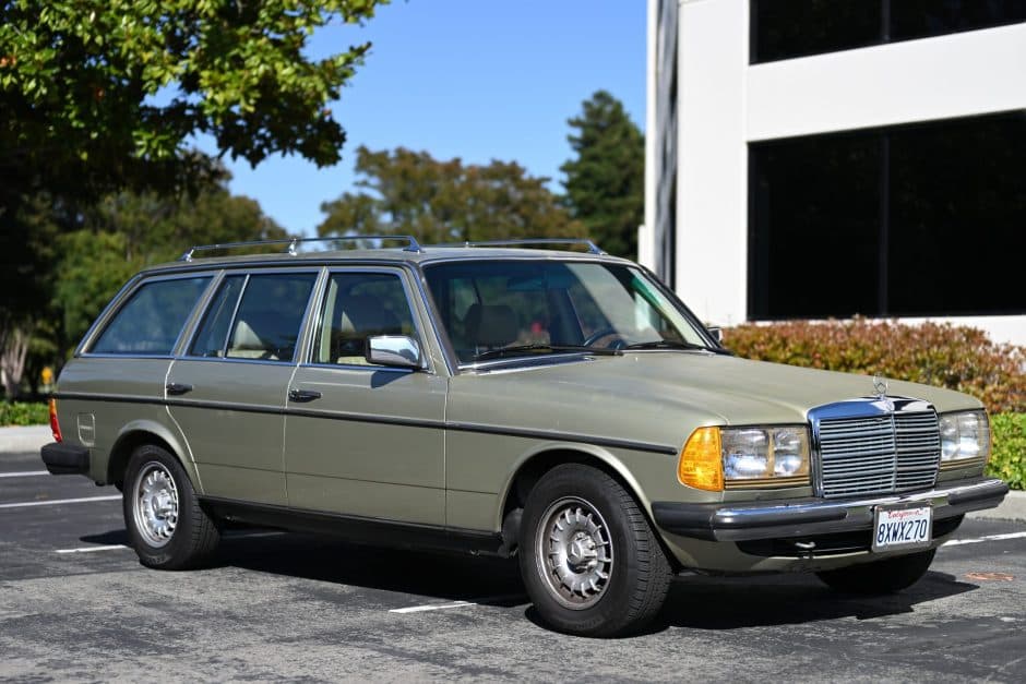 1985 Mercedes-Benz W123 sold for $15,250