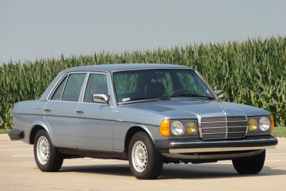 1985 Mercedes-Benz W123 sold for $9,950