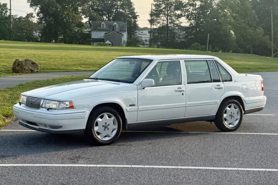 1998 Volvo 900-Series sold for $10,000