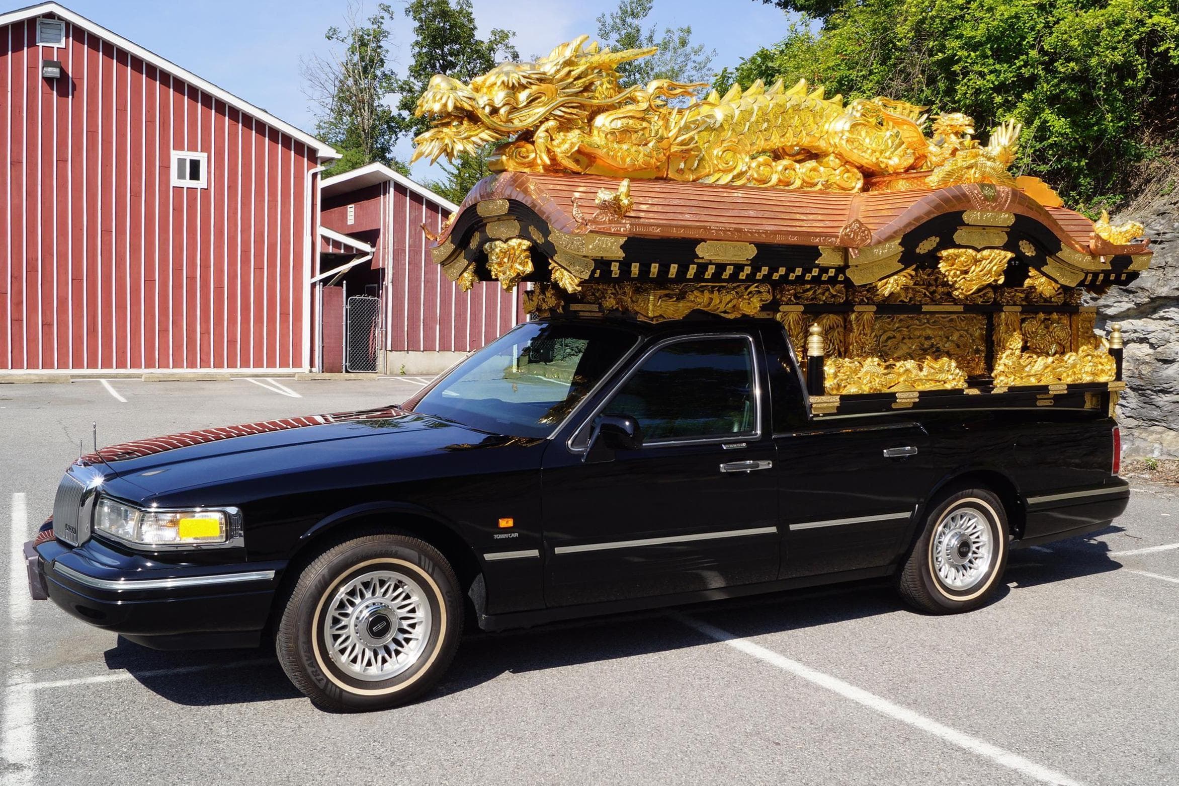 1997 Lincoln Town Car sold for $5,600