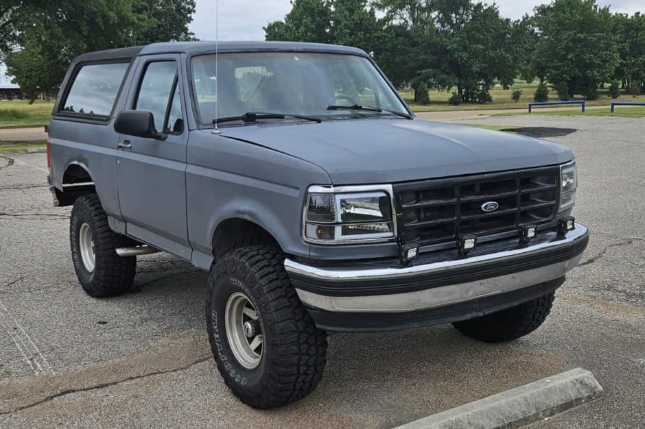 1995 Ford Bronco 4th-5th Generations 1987-1996 sold for $3,700