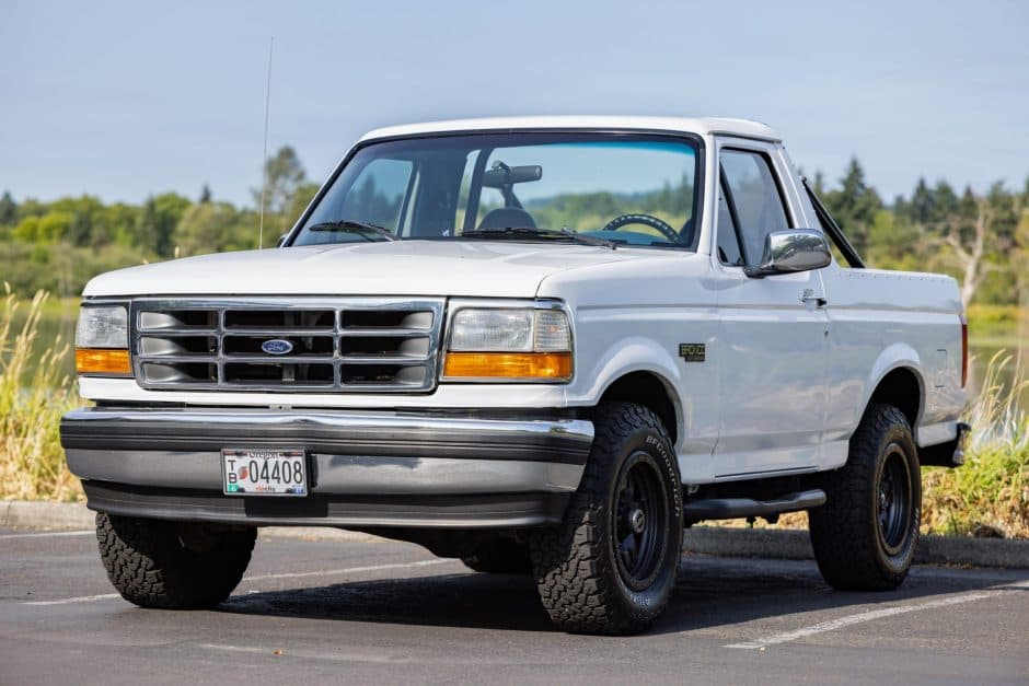 1995 Ford Bronco 4th-5th Generations 1987-1996 sold for $11,000
