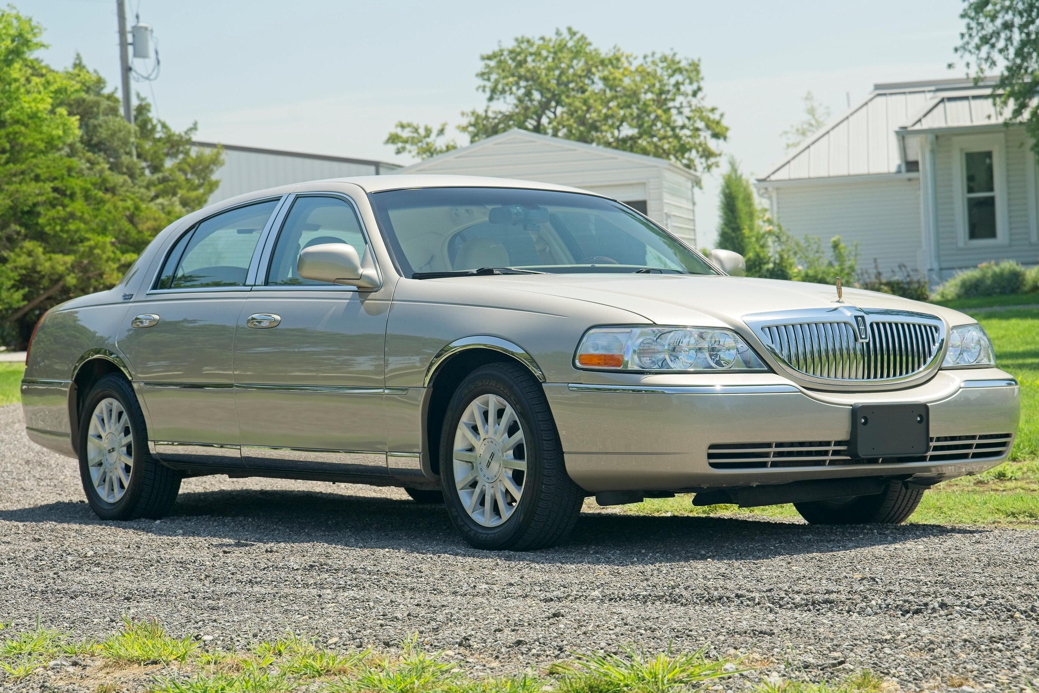 2010 Lincoln Town Car sold for $12,700