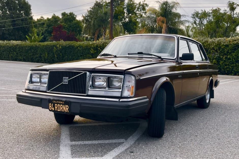 1984 Volvo 240 sold for $2,501