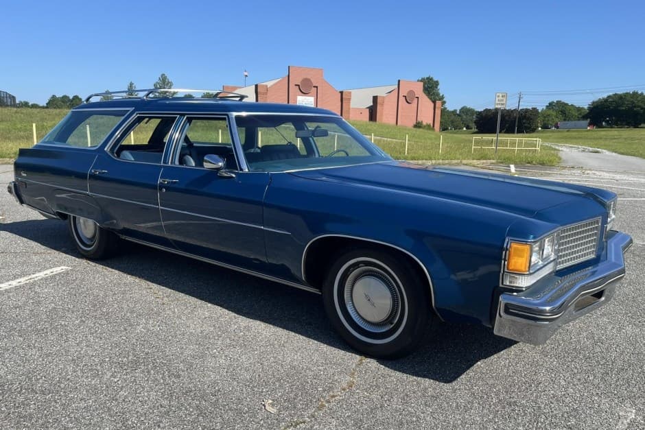 1976 Oldsmobile Custom Cruiser sold for $11,500