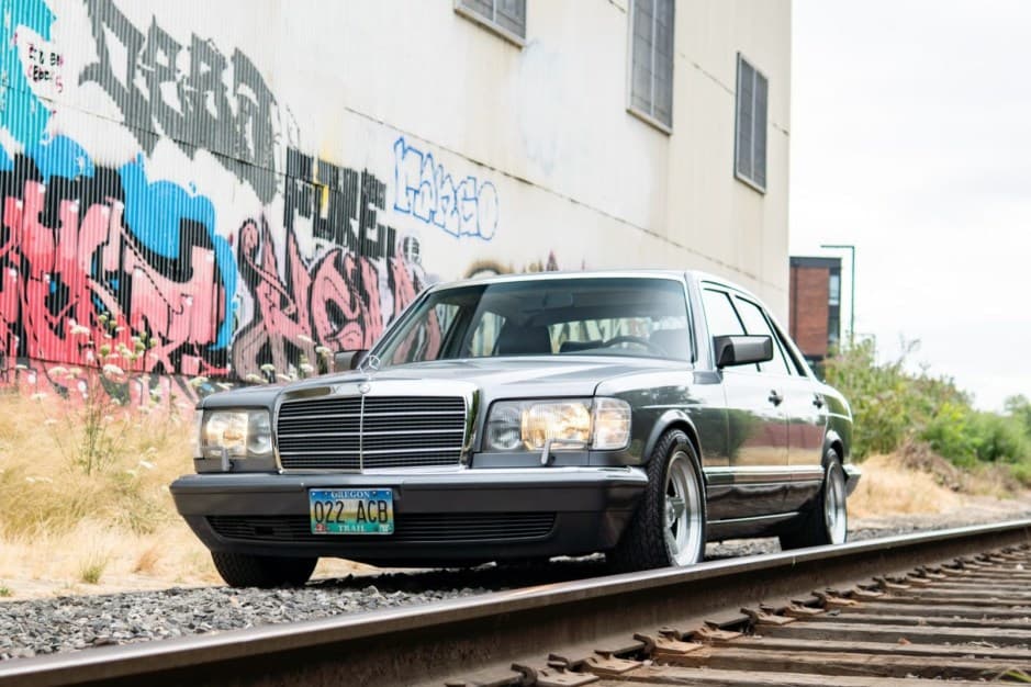 1990 Mercedes-Benz W126 S-Class sold for $6,100