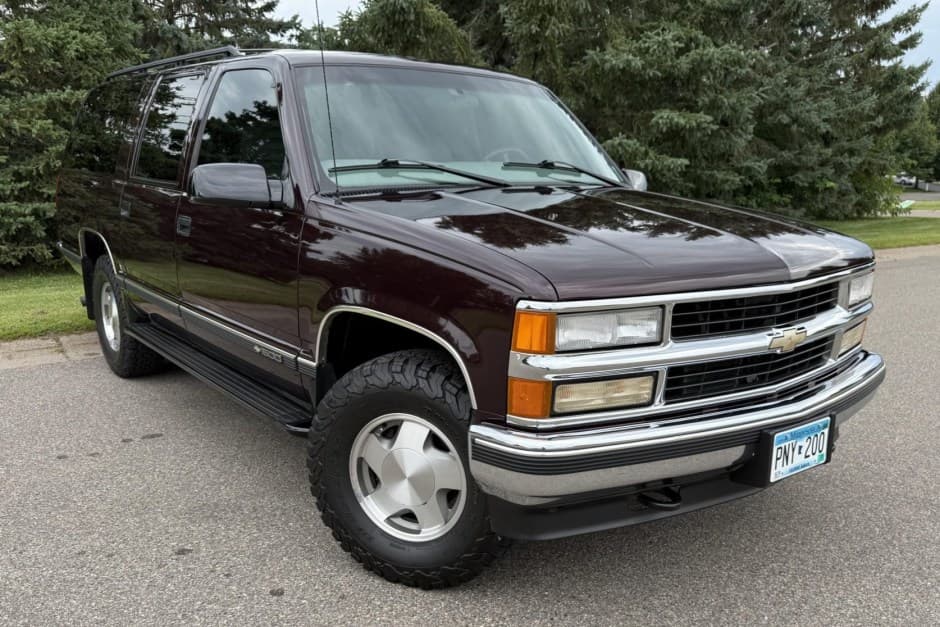 1997 Chevrolet Suburban (GMT400 1992-1999) sold for $8,300