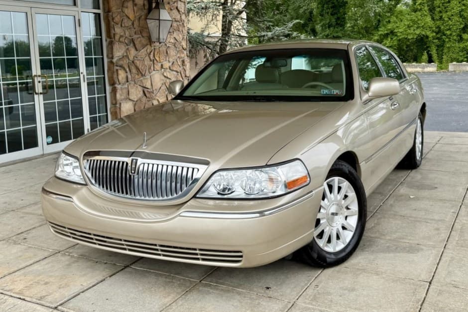 2007 Lincoln Town Car sold for $10,000
