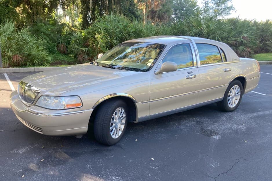 2007 Lincoln Town Car sold for $8,100