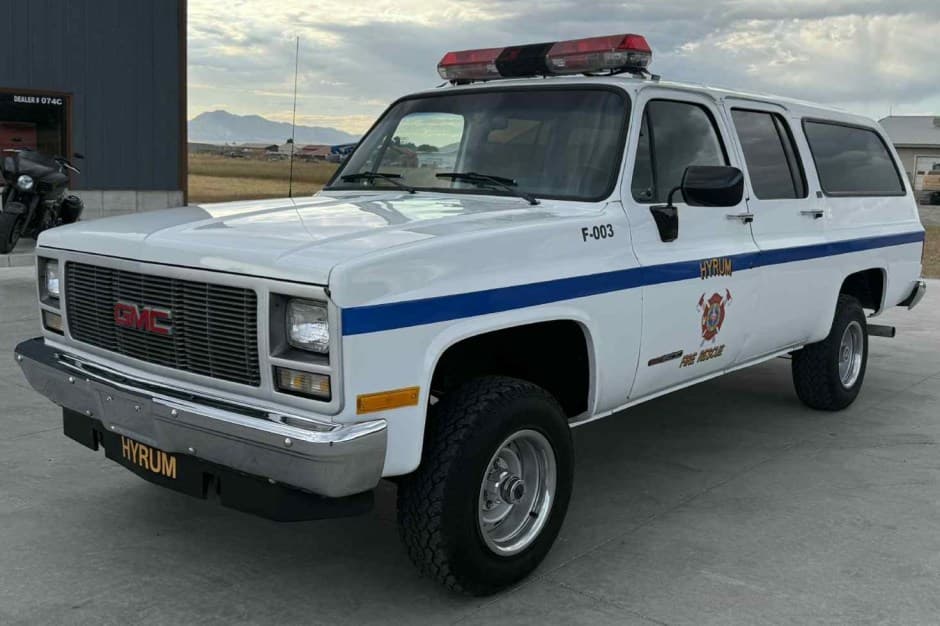 1990 GMC Suburban (1973-1991) sold for $10,250