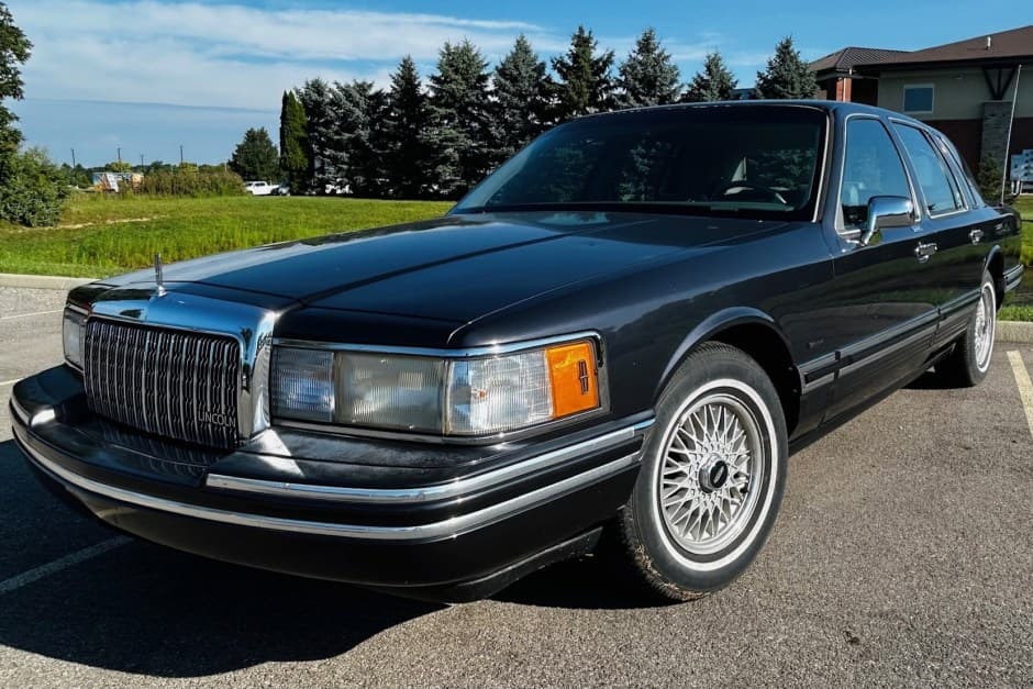 1994 Lincoln Town Car sold for $10,000