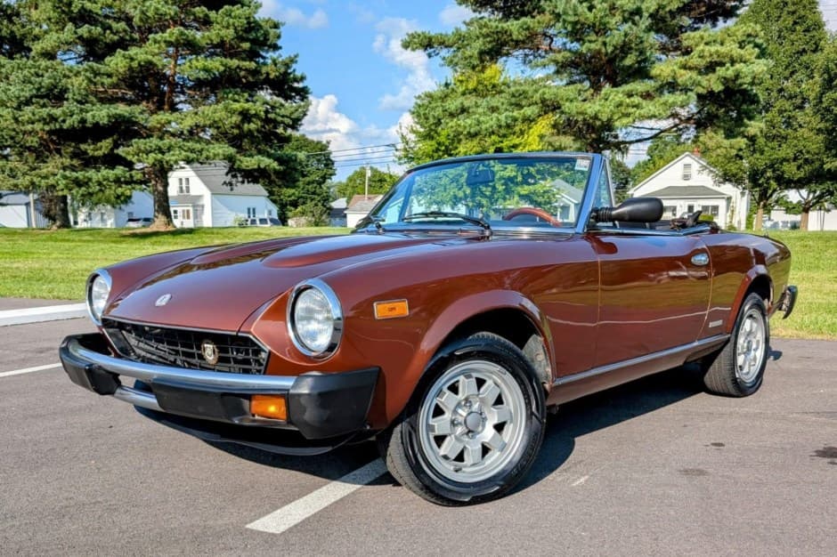 1983 Fiat 124 Spider (1966-1985) sold for $7,600