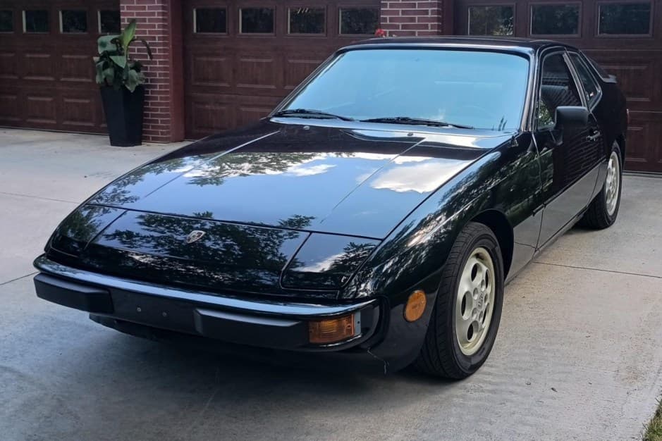 1988 Porsche 924 sold for $9,250
