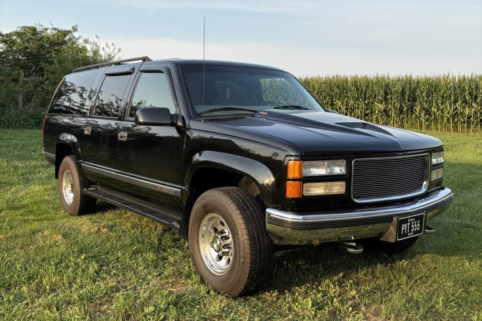 1999 GMC Suburban (GMT400 1992-1999) sold for $15,600