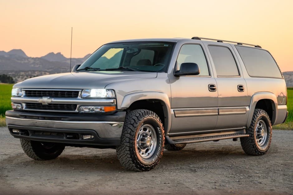 2004 Chevrolet Suburban (GMT800 2000-2006) sold for $15,555