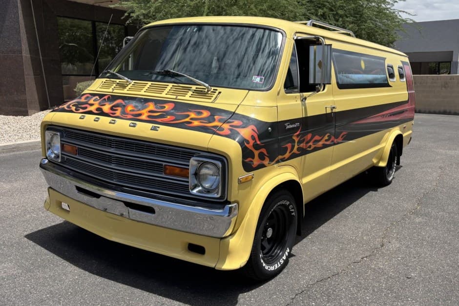 1975 Dodge Tradesman & Sportsman Vans sold for $10,100