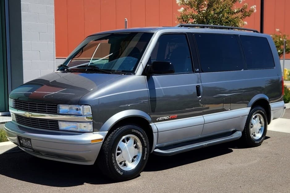 2000 Chevrolet Astro sold for $13,211