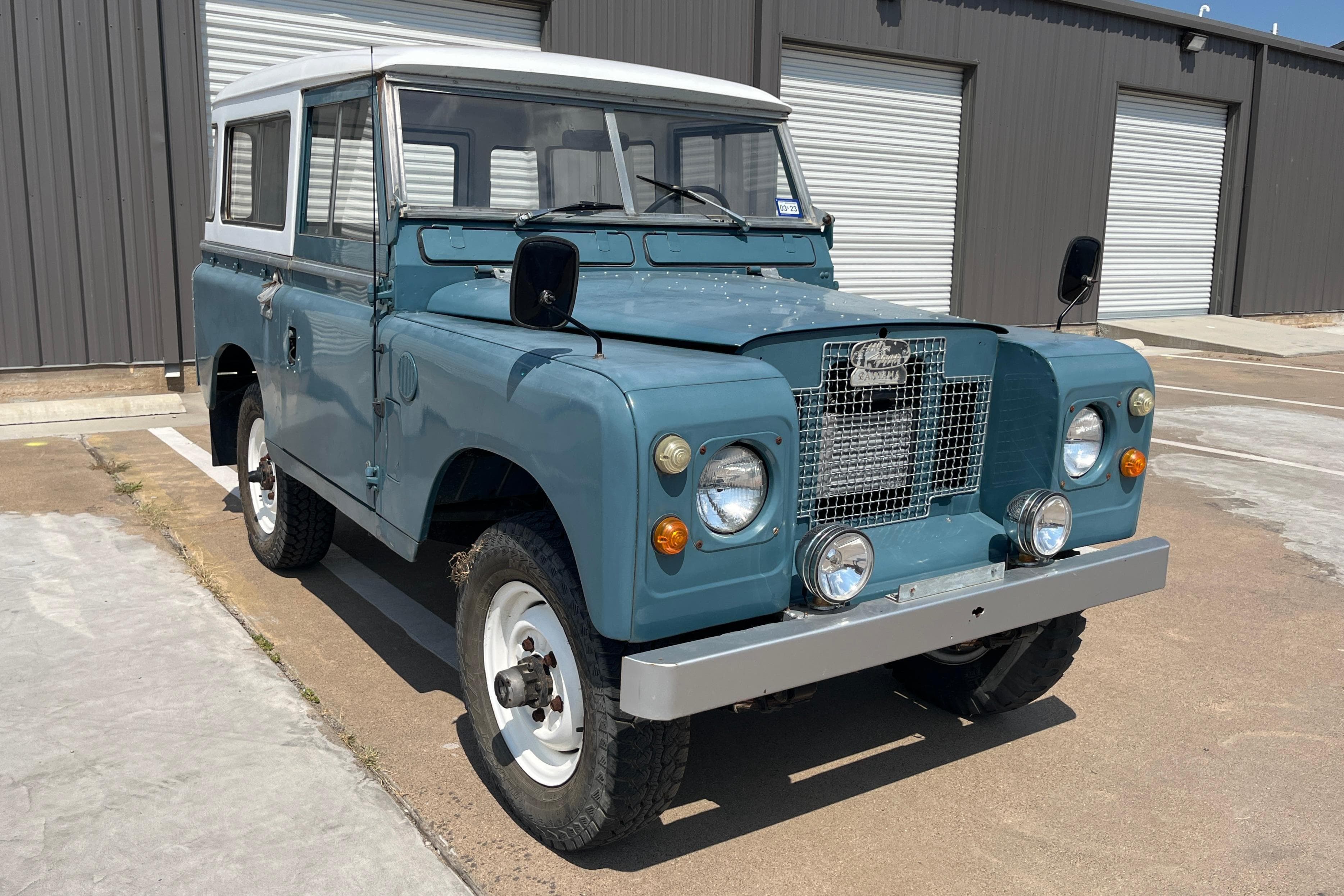 1972 Land Rover Defender sold for $16,000