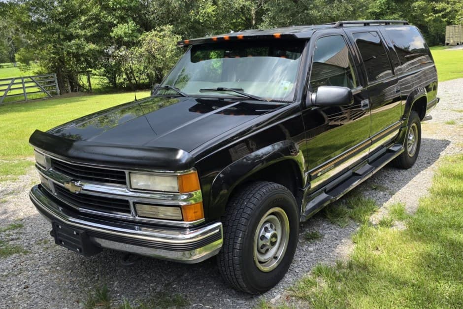 1997 Chevrolet Suburban (GMT400 1992-1999) sold for $8,300