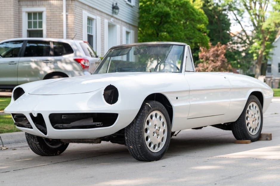 1967 Alfa Romeo 105/115 Spider Series 1 sold for $9,000