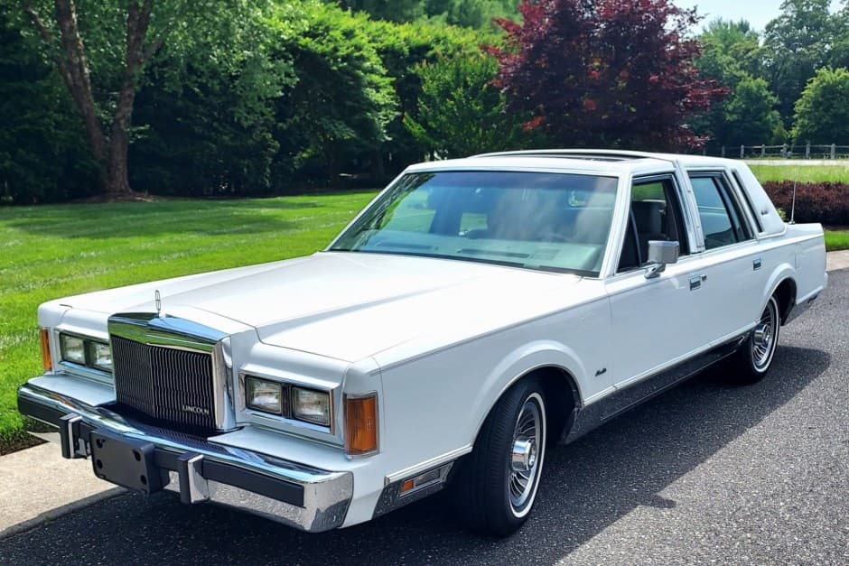1989 Lincoln Town Car sold for $19,000
