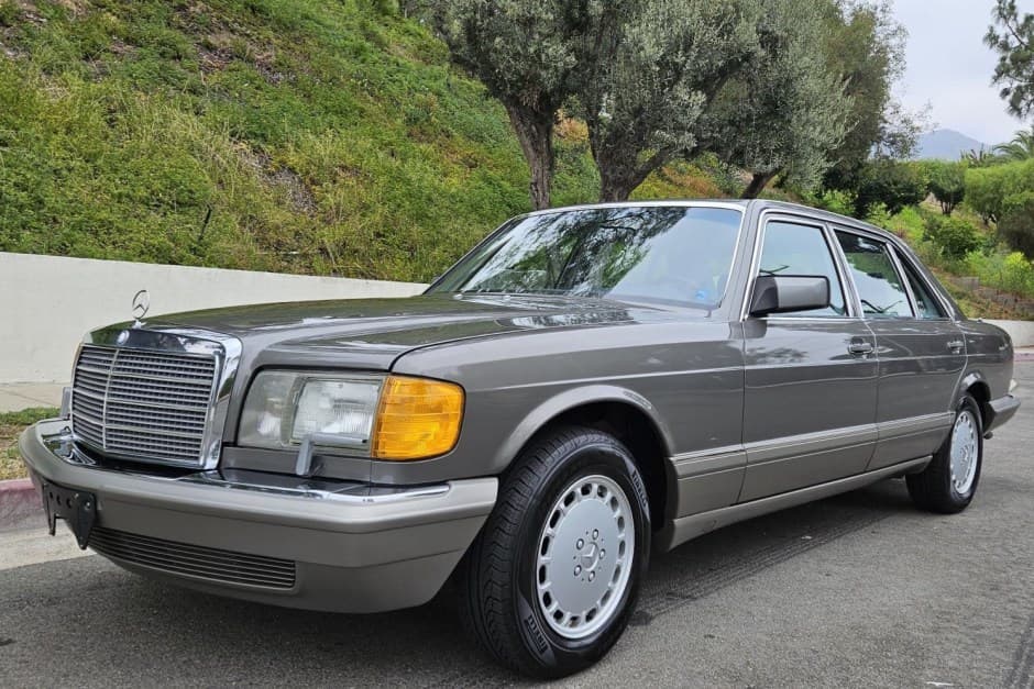 1991 Mercedes-Benz W126 S-Class sold for $15,250