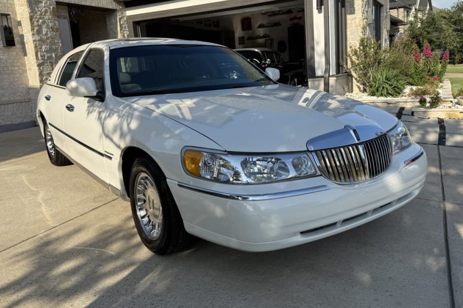 2002 Lincoln Town Car sold for $14,350