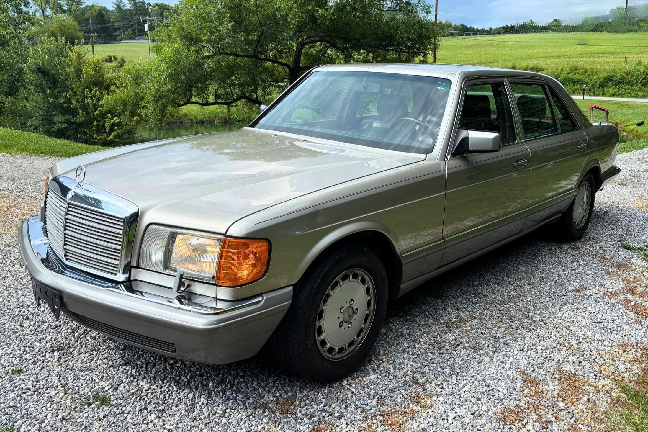 1990 Mercedes-Benz S-Class sold for $5,300