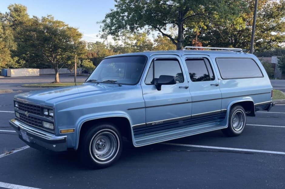 1990 Chevrolet Suburban (1973-1991) sold for $9,200