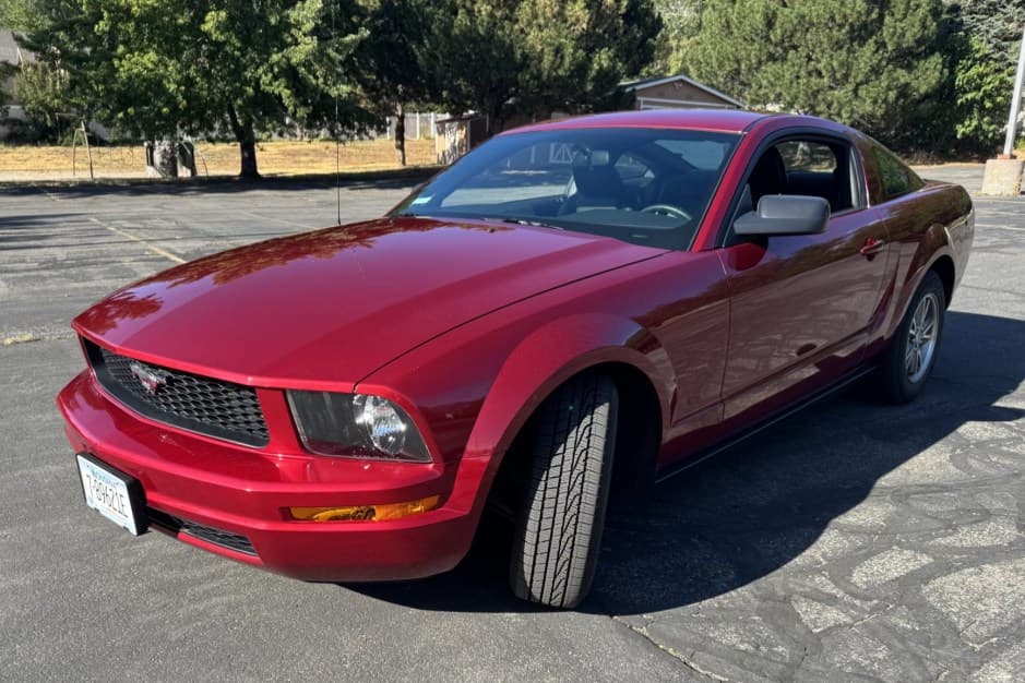 2005 Ford Mustang S197 2005-2014 sold for $11,750