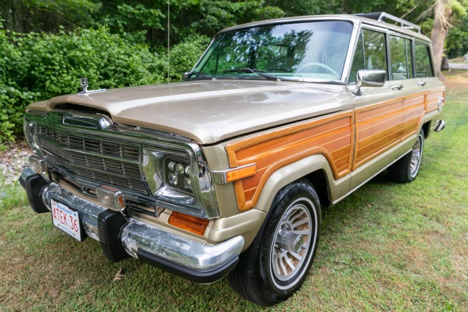 1990 Jeep SJ Grand Wagoneer sold for $15,750