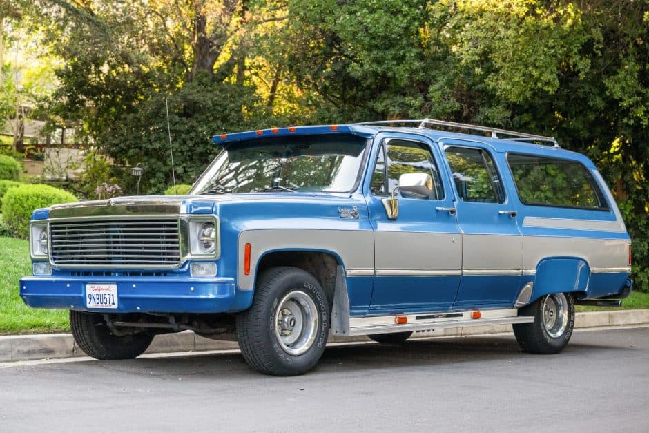 1976 Chevrolet Suburban (1973-1991) sold for $7,600