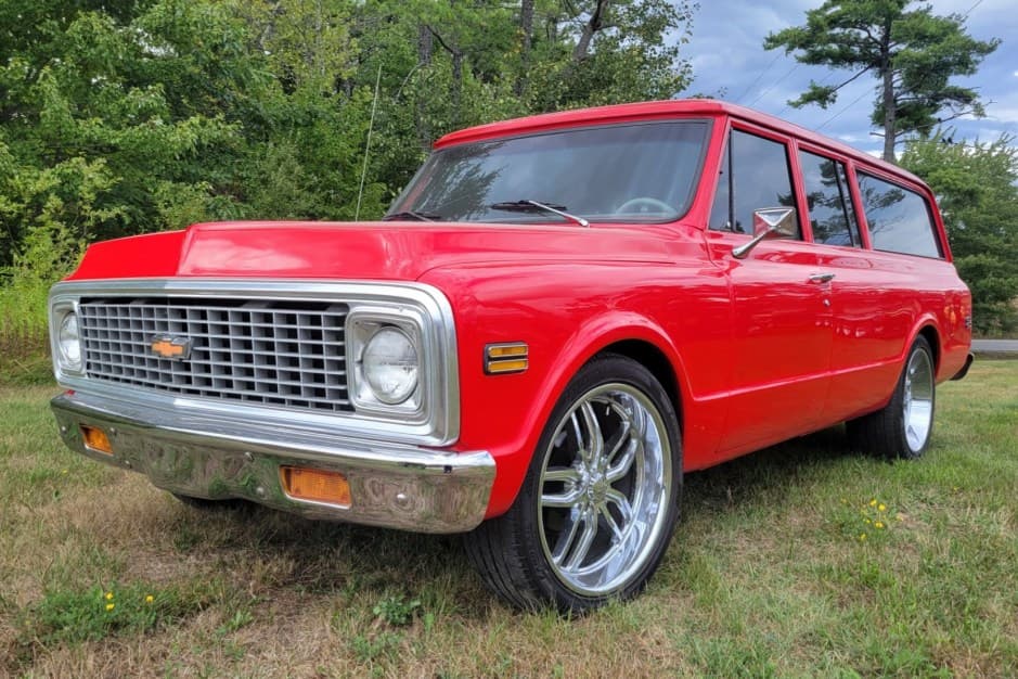 1972 Chevrolet Suburban (1967-1972) sold for $12,755