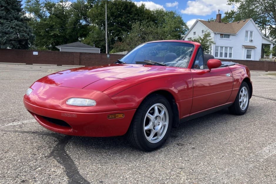 1990 Mazda NA MX-5 Miata sold for $5,825