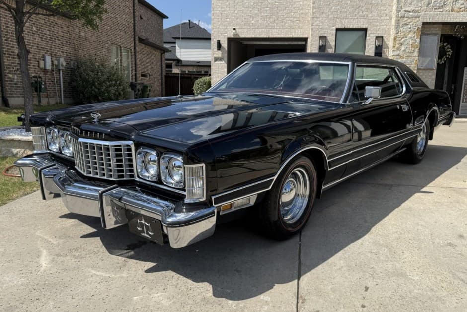 1976 Ford Thunderbird (1972-1976) sold for $12,100