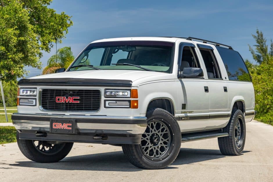 1999 GMC Suburban (GMT400 1992-1999) sold for $8,500