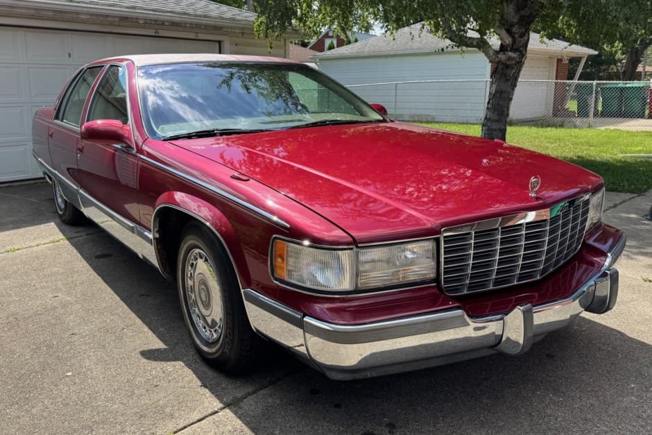 1996 Cadillac Fleetwood 1985-1996 sold for $9,000