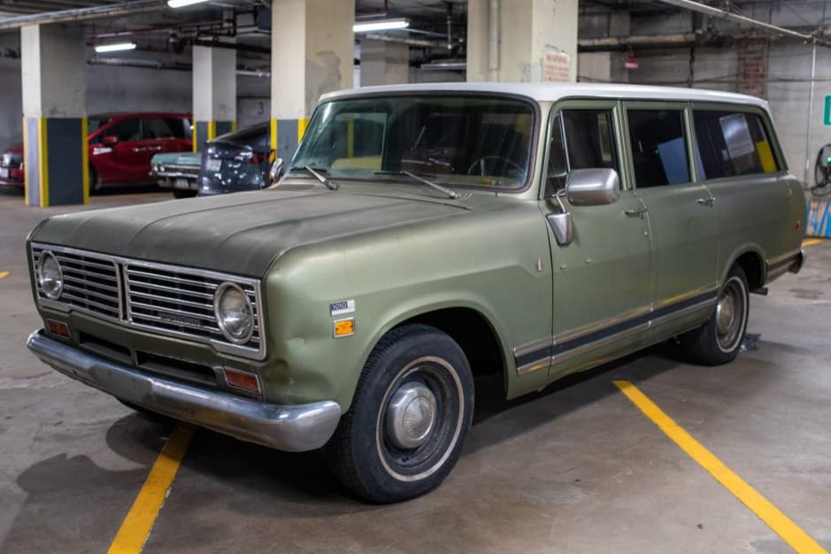 1972 International Harvester Travelall sold for $6,100