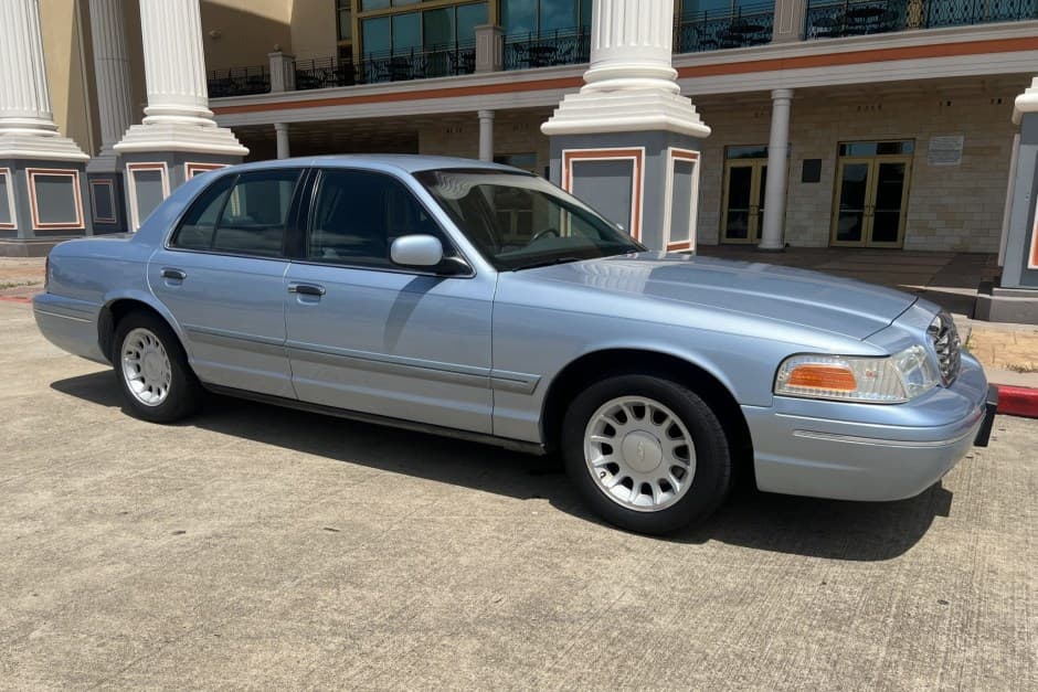 2001 Ford Crown Victoria sold for $11,500