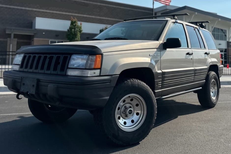 1995 Jeep ZJ Grand Cherokee sold for $12,250