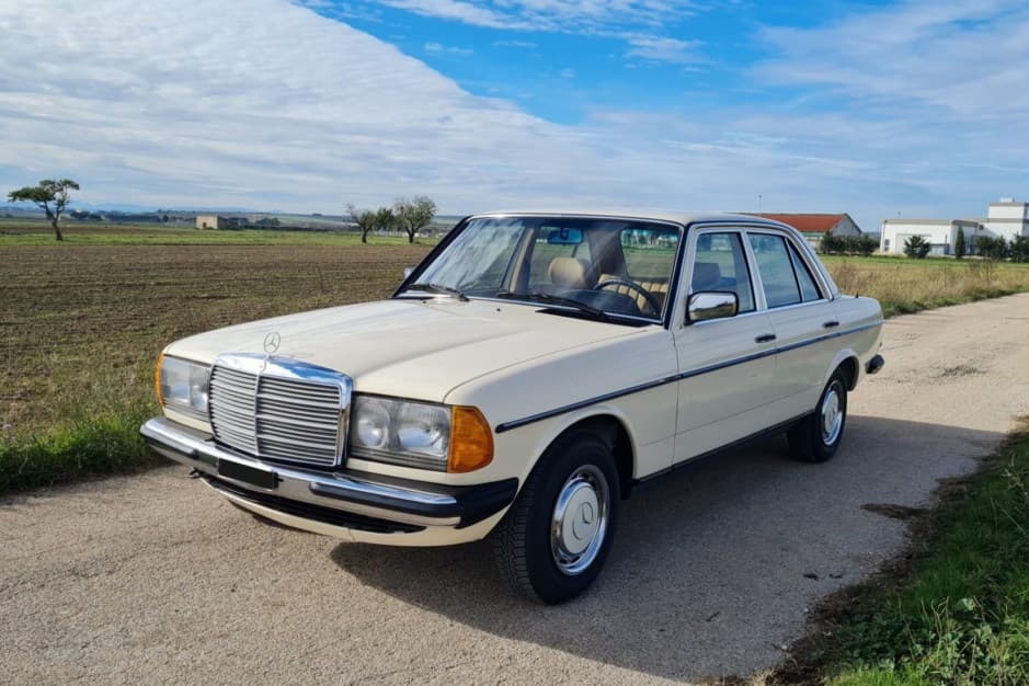 1984 Mercedes-Benz W123 sold for $0